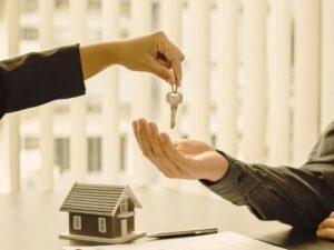 persona consegna chiavi a nuovo proprietario