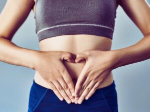 ragazza si tocca la pancia per indicare metabolismo