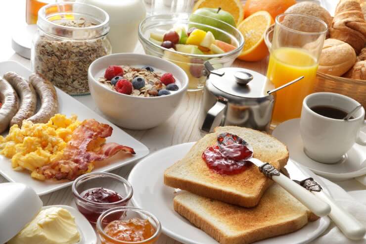 caffè, yogurt, toast, colazione salata