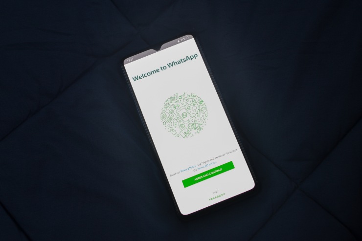Smartphone con schermata di accesso per collegarsi su WhatsApp