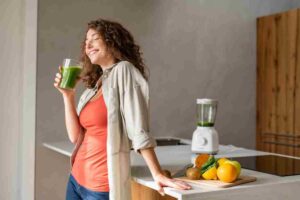 Donna che beve bevanda disintossicante
