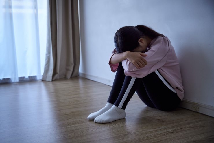 Ragazza disperata in un angolo