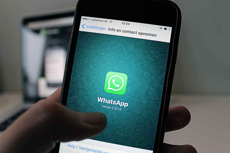 Telefono con app WhatsApp