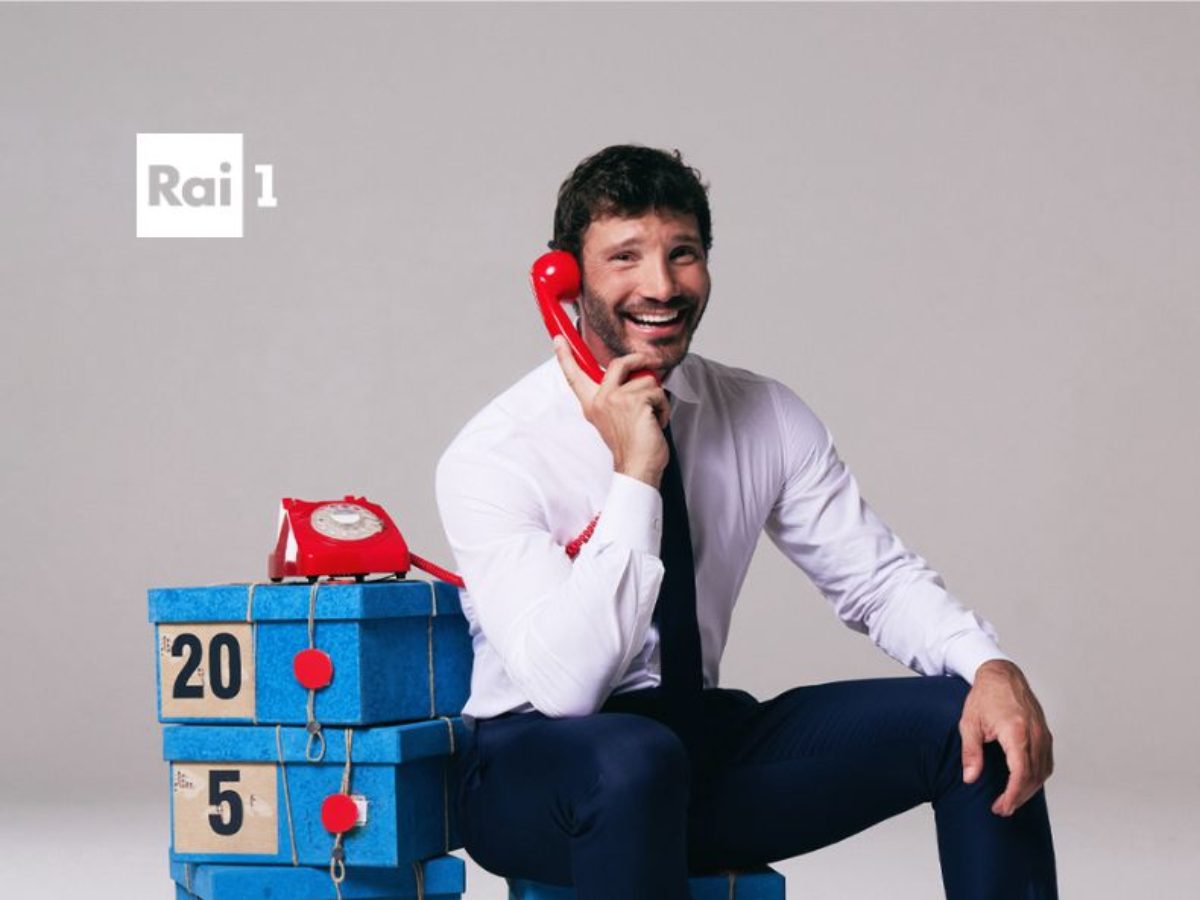 stefano de martino seduto sui pacchi di affari tuoi