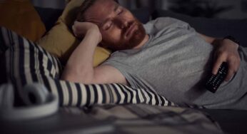 Hai bisogno di guardare la TV per addormentarti? Ecco cosa significa secondo la scienza