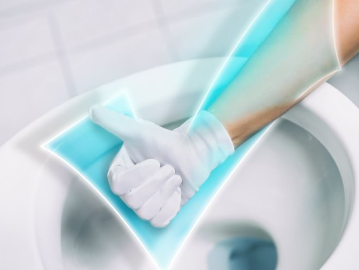wc pulito e mano con guanto che fa ok