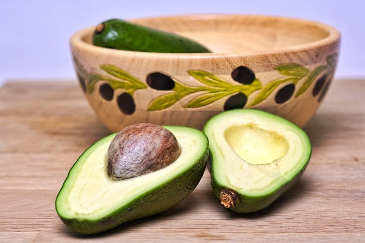 Avocado tagliato a metà su un tavolo