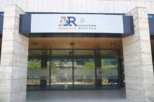 esterno di un ufficio dell'agenzia delle entrate