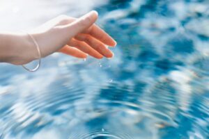 Mano con acqua