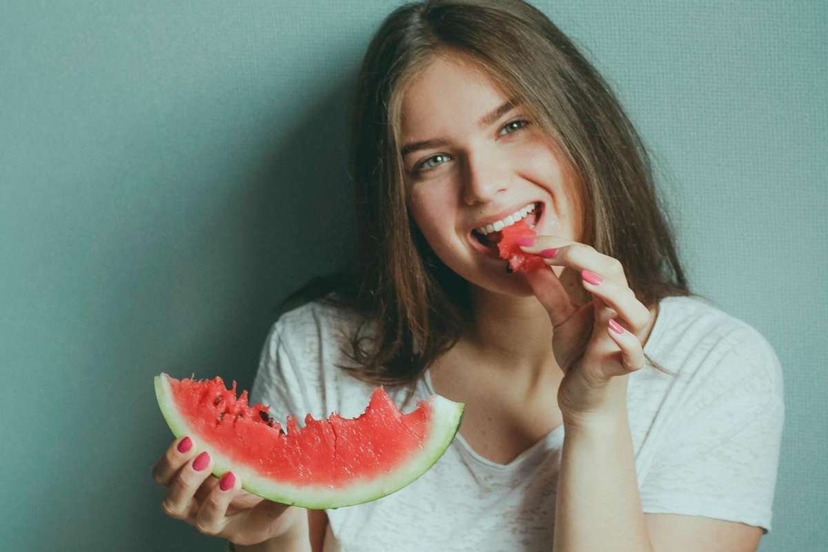 Ragazza che mangia un'anguria