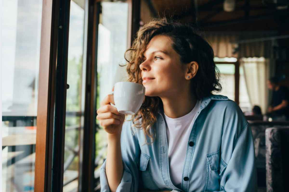 donna beve caffé