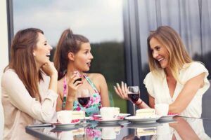 Tre ragazze avvenenti conversano e sorridono
