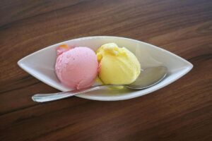 Coppetta di gelato con cucchiaino