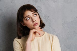 Donna indecisa che guarda di lato