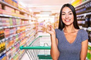 supermercato donna carrello