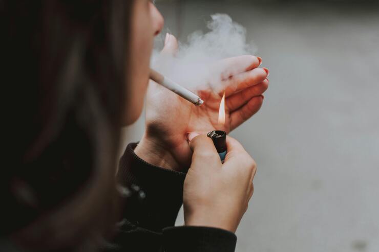 ragazza si accende una sigaretta 