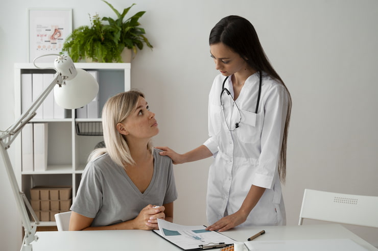 Ragazza in visita dalla dottoressa