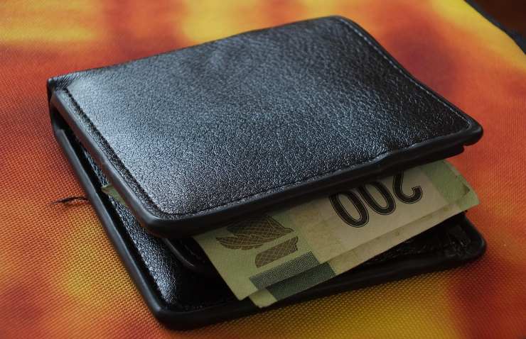 portafoglio con dentro delle banconote