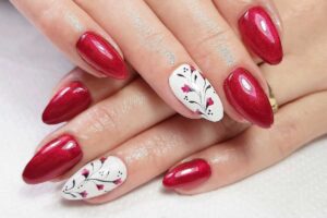 Unghie con gel rosso e a fantasia