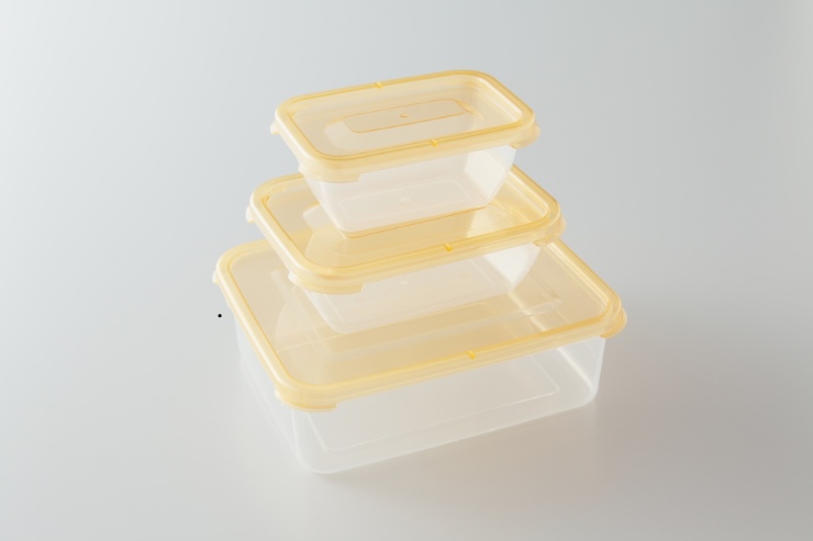 3 vaschette rettangolari di plastica con coperchi gialli