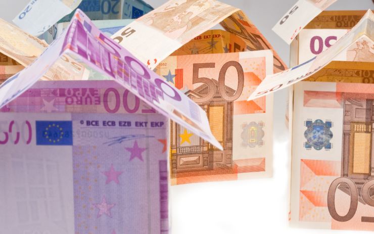 Casette fatte con banconote euro: concetto di denaro e casa