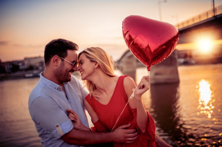 Coppia innamorata che si abbraccia con un palloncino a forma di cuore