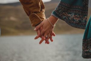 Una coppia innamorata che si tiene per mano
