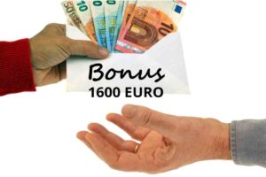 Mani che consegnano bonus in euro
