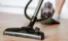 Primo piano di un aspirapolvere in azione