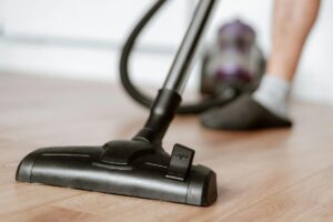 Primo piano di un aspirapolvere in azione