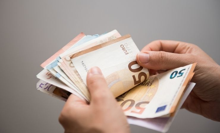 Uomo conta banconote