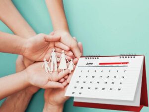 Famiglia sagome tenute in mano calendario giugno