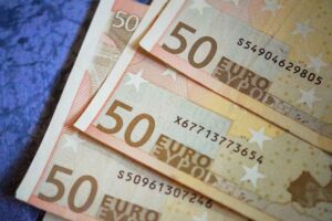 Primo piano banconote da 50€ dell'assegno unico
