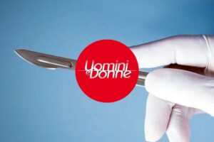 Un bisturi e il logo di Uomini e Donne