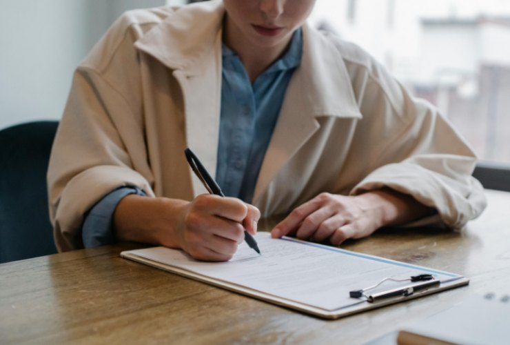 Ragazza che appone una firma su un documento
