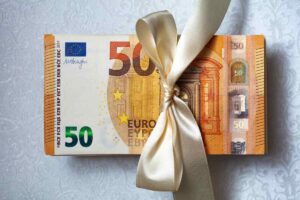 Banconote da 50€ legate con un fiocco