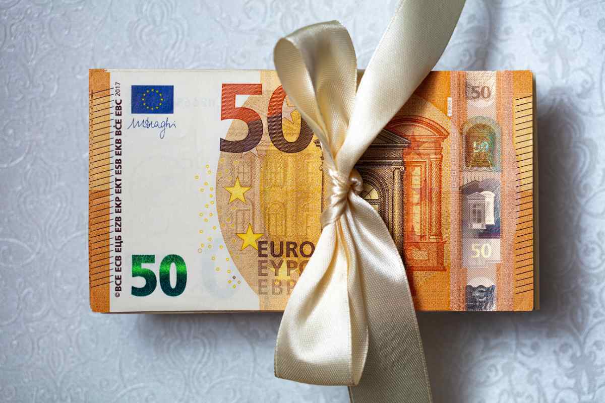 Banconote da 50€ legate con un fiocco