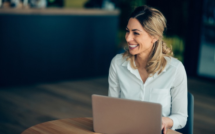 Donna 40 anni felice che lavora al pc