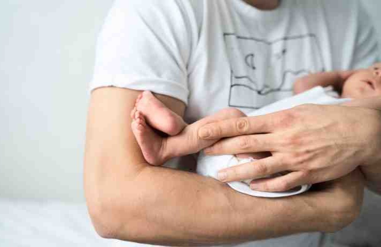 Padre che tiene in braccio il figlio
