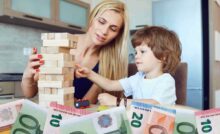 Mamma e figlio giocano