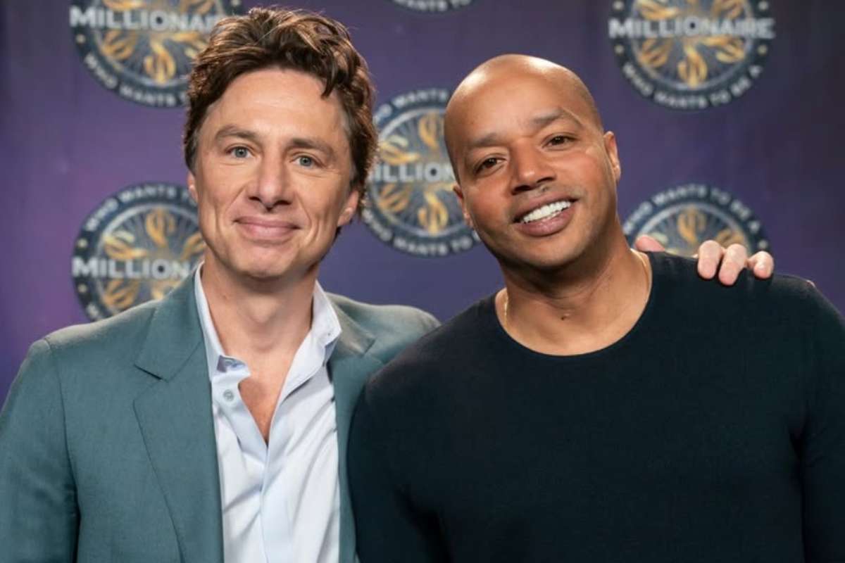 Zach Braff e Donald Faison posano prima della puntata di Chi vuol essere milionario