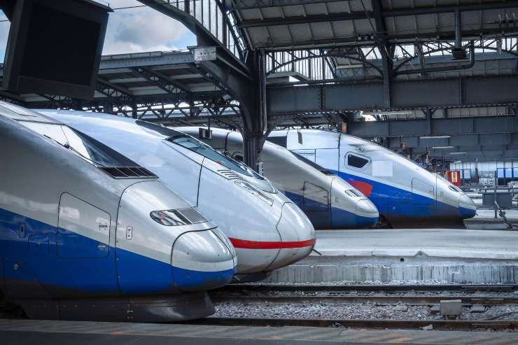 Treni in fila sui binari