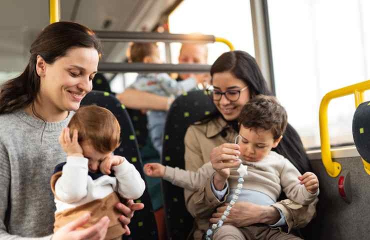 Mamme con bambini in bus
