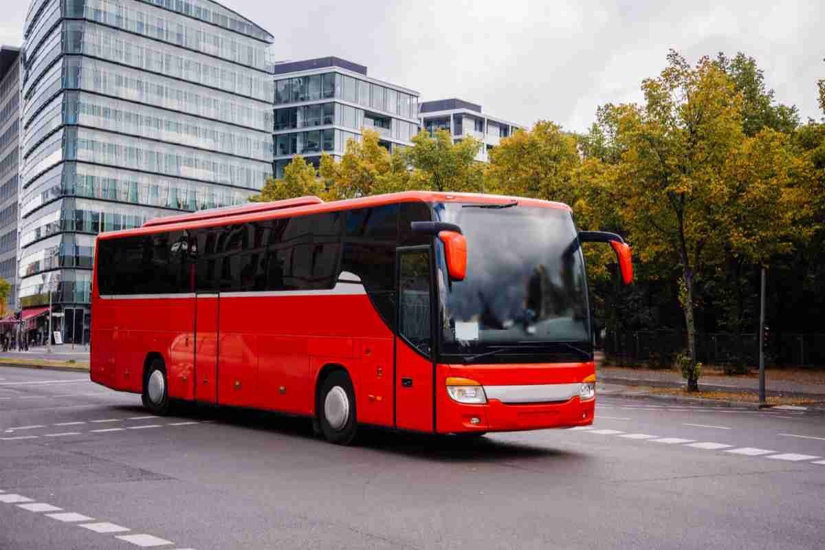 Bus gratis ma solo se hai figli: come funziona il nuovo aiuto sociale che “dimentica” chi non è genitore