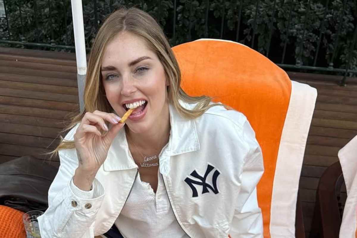 Chiara Ferragni che mangia patatine fritte