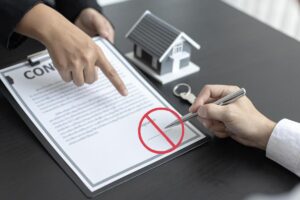 Affittuario che firma il contratto d'affitto e segnale di divieto
