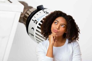 Valvola termostatica e ragazza dubbiosa
