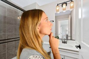 Donna perplessa in bagno