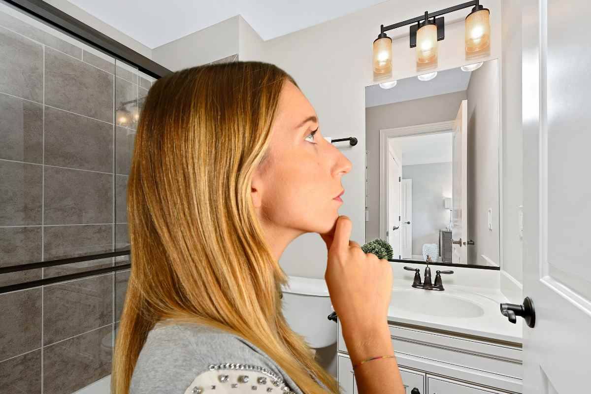 Donna perplessa in bagno