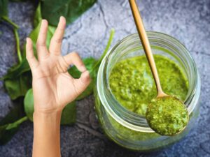 sfondo pesto e mano che fa ok